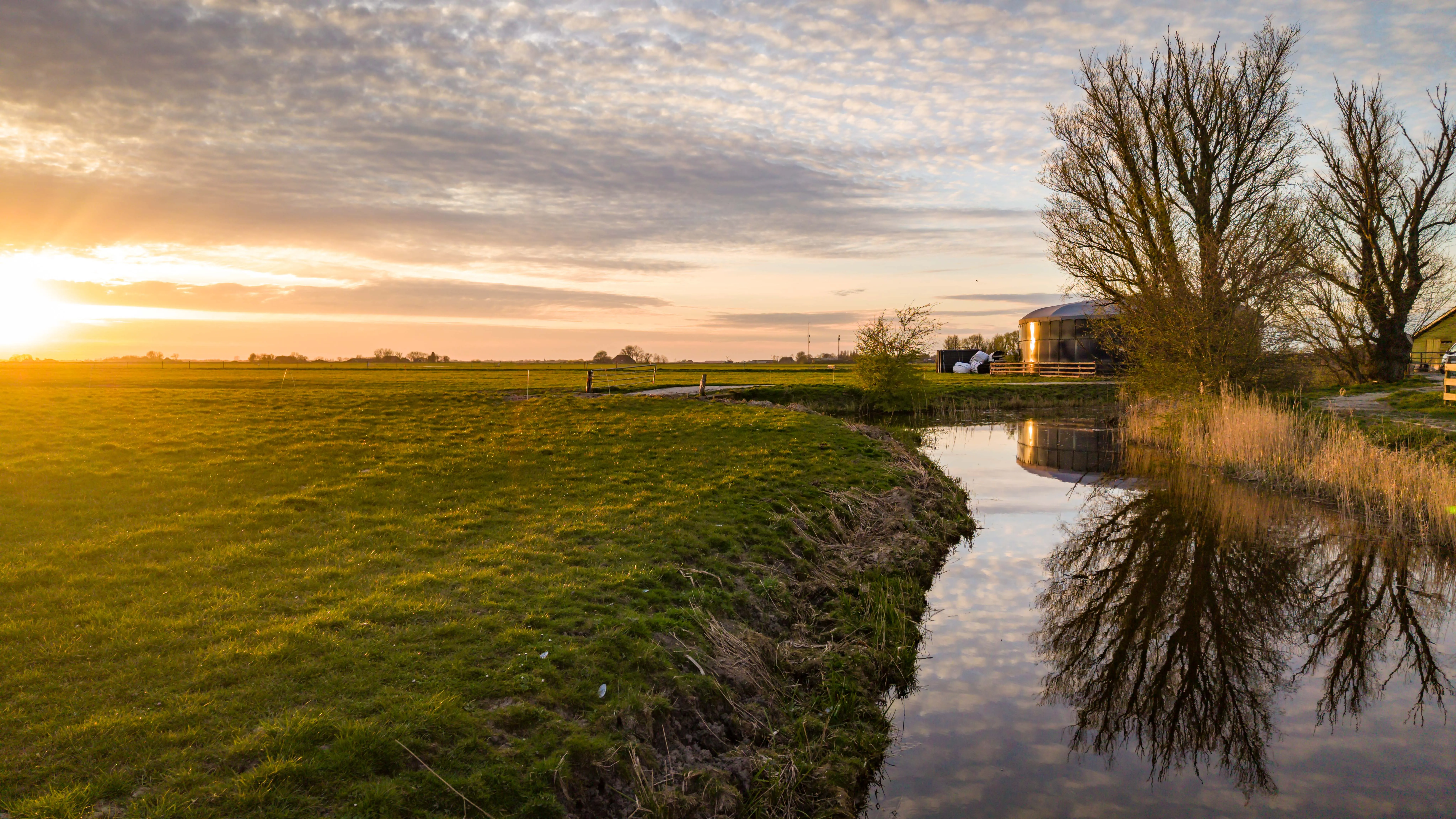 Zonsondergang boven de weilanden